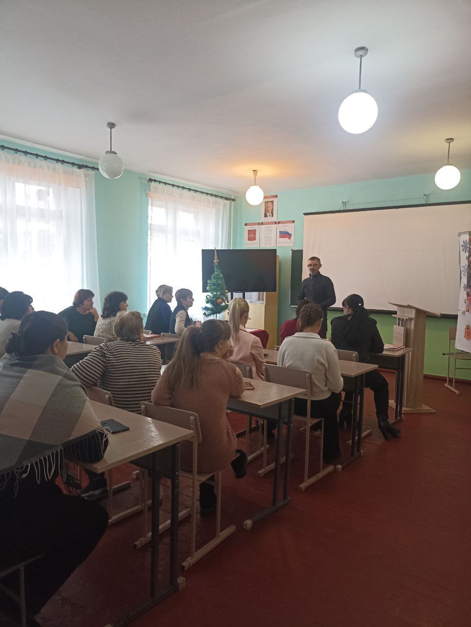 Заведующий Осыковским территориальным сектором Администрации Старобешевского муниципального округа Дмитренко Евгений Александрович провёл встречу с трудовым коллективом ГБОУ "Осыковская школа Старобешевского М.О."