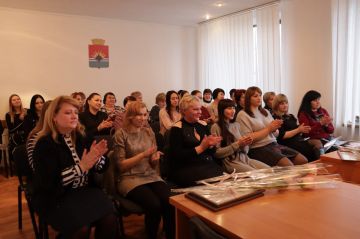 ДЕНЬ БУХГАЛТЕРА. В четверг, 18 декабря 2025 года, в малом зале администрации городского округа Торез состоялось торжественное мероприятие, приуроченное к празднованию Дня бухгалтера Донецкой Народной Республики