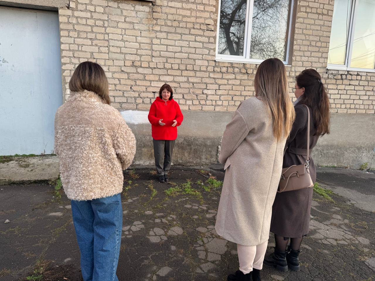 Заведующий Мангушским территориальным сектором Администрации Мангушского муниципального округа Тесленко Егана провела встречу с жителями пгт Мангуш