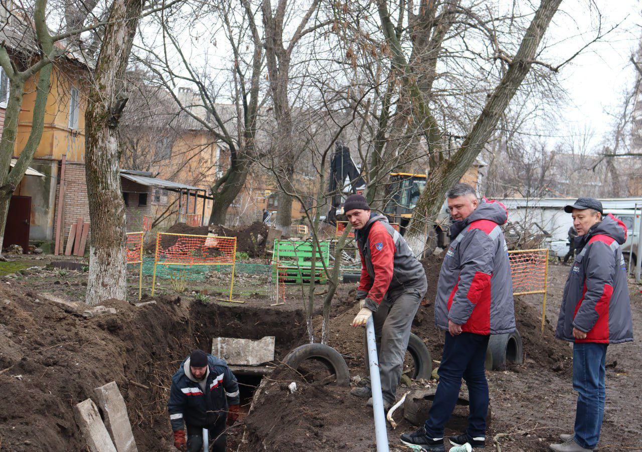 СЕРГЕЙ ПОЛХОВ ПРОВЁЛ ИНСПЕКЦИЮ ЛИКВИДАЦИИ АВАРИЙНОЙ СИТУАЦИИ НА ТРУБОПРОВОДЕ ТЕПЛОСНАБЖЕНИЯ В КУЙБЫШЕВСКОМ РАЙОНЕ ДОНЕЦКА