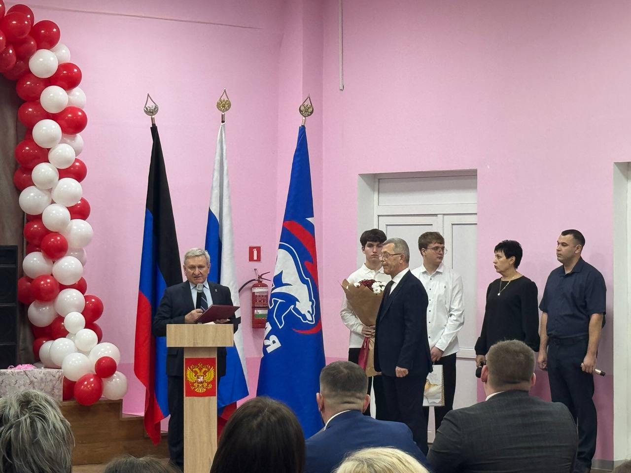 Николай Михайлов: Совместно с Председателем Старобешевского муниципального совета Дмитрием Блиновым приняли участие в торжественном мероприятии, посвященном 70-летнему юбилею Новосветской школы №1 Старобешевского...