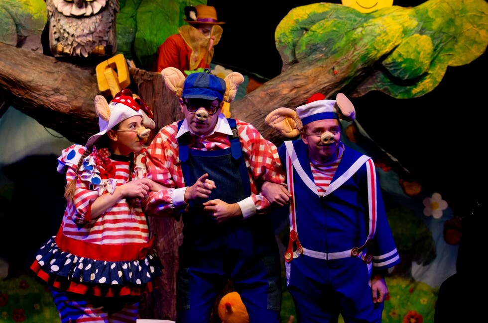 Донецкая муздрама показала спектакль «Три поросенка» в День святого Николая