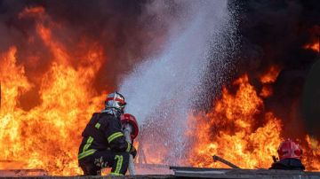 Мощные прилеты по Одессе: в порту Южный пылает пожар