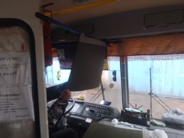 Для дополнительной защиты водителя: на кабину автобуса №8 в Горловке установили бронешаль