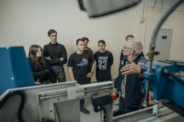 10 человек на бюджетное место