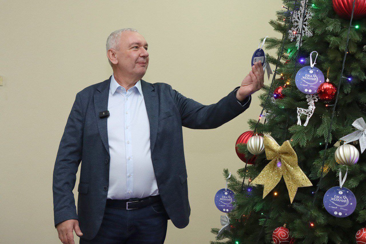 Члены Правительства приняли участие в новогодней акции «Елка желаний»