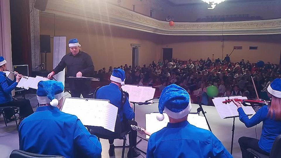 «Новогодний калейдоскоп» от ансамбля «Донбасс» зажигает огни праздника!