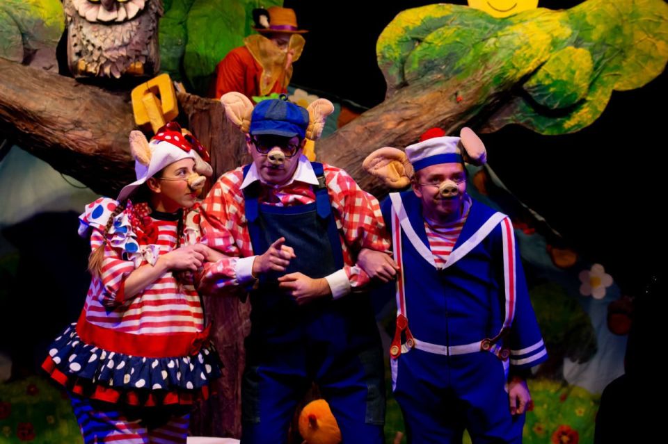 Традиционный праздничный спектакль для юных зрителей в Донецкой муздраме