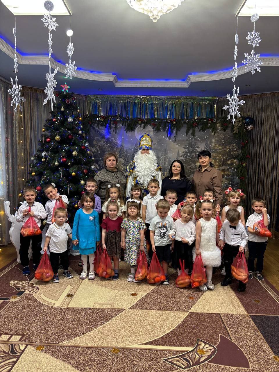 Наш сад с радостью отметил любимый всеми детьми День Святителя Николая Чудотворца, организовав серию волшебных мероприятий, которые наполнили атмосферу теплом и предвкушением чудес