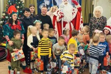 Сотрудники МВД поздравили с наступающим Новым годом малышей детдома в Донецке