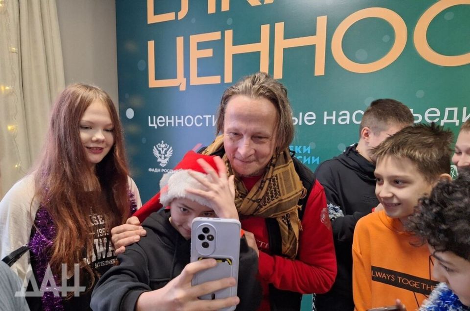 Иван Охлобыстин поздравил детей на «Елке ценностей» в Доме народов России в ДНР