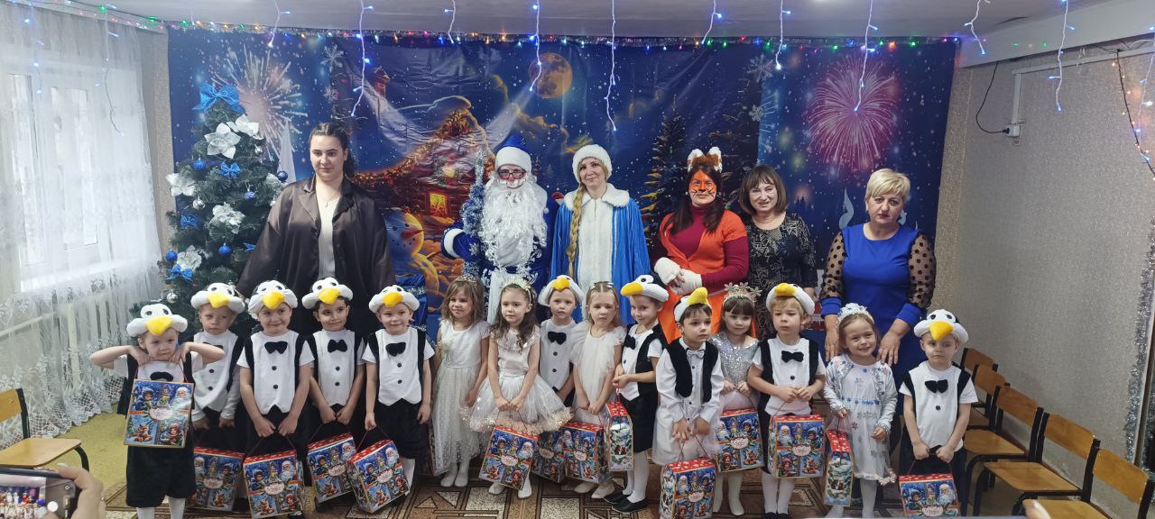 В образовательные учреждения городского округа Торез приходят волшебные гости — Дед Мороз и Снегурочка, чтобы провести увлекательные представления и порадовать детей веселыми играми, песнями и танцами