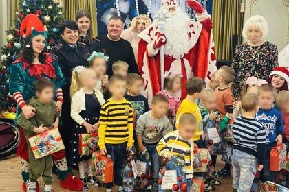 Сотрудники МВД поздравили с наступающим Новым годом малышей детдома в Донецке