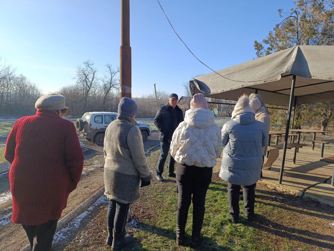 Первый заместитель главы администрации Амвросиевского муниципального округа Борис Бутко провел рабочую встречу с жителями села Мокроеланчик