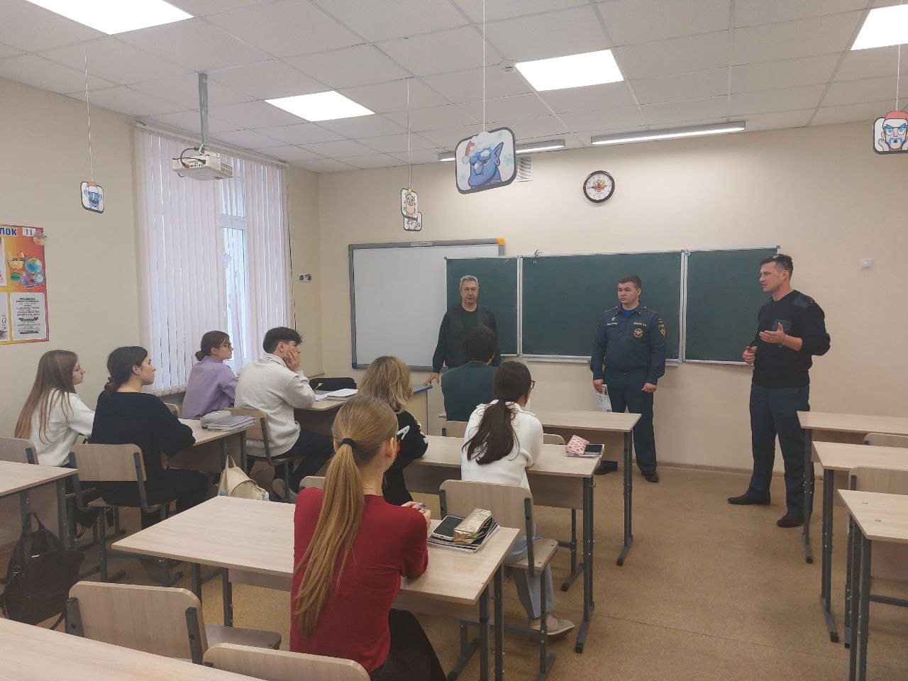 Анатолий Спиридонович Мацука, депутат Мангушского муниципального совета и член фракции Всероссийской политической партии «ЕДИНАЯ РОССИЯ», совместно с работниками МЧС провели встречу с выпускниками Мангушской школы №2