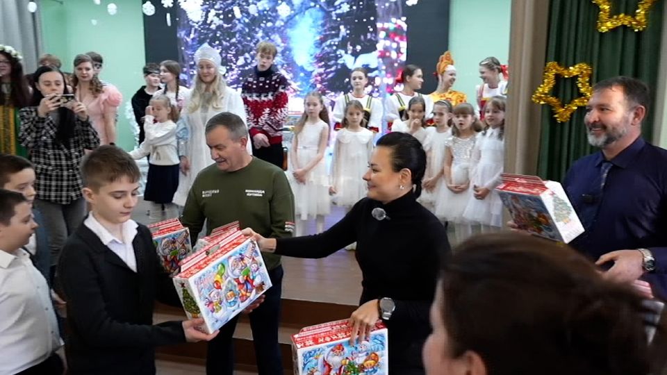 Ксения Шойгу привезла курским детям новогодние подарки