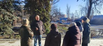 Сегодня, 25 декабря 2025 года, по поручению Главы Республики Дениса Пушилина, депутат Донецкого городского Совета ДНР Михаил Рыбаков провел встречу с жителями по адресу: ул. Кирова, 110