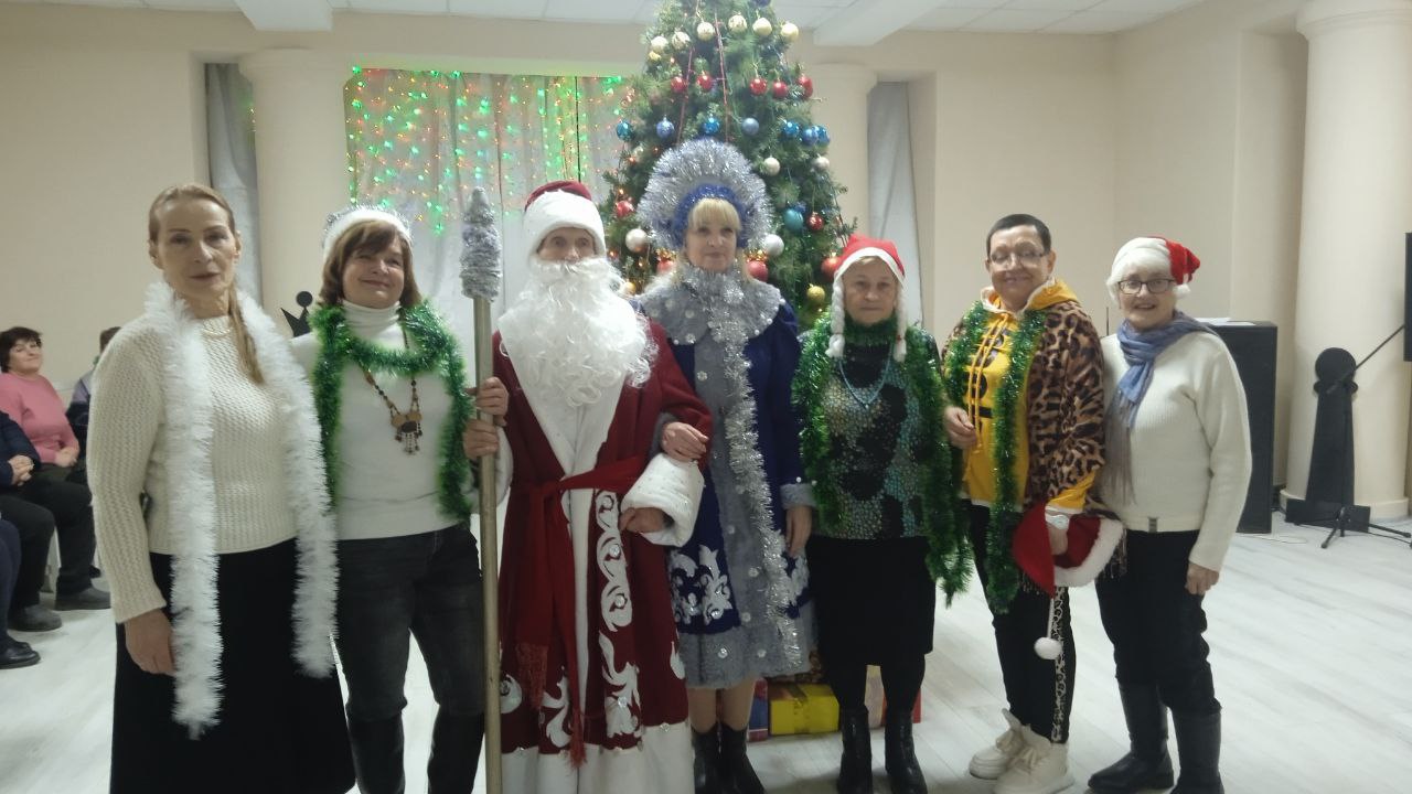 Тематический вечер отдыха для старшего поколения «Как молоды мы были» в фойе Углегорского центра культуры и досуга