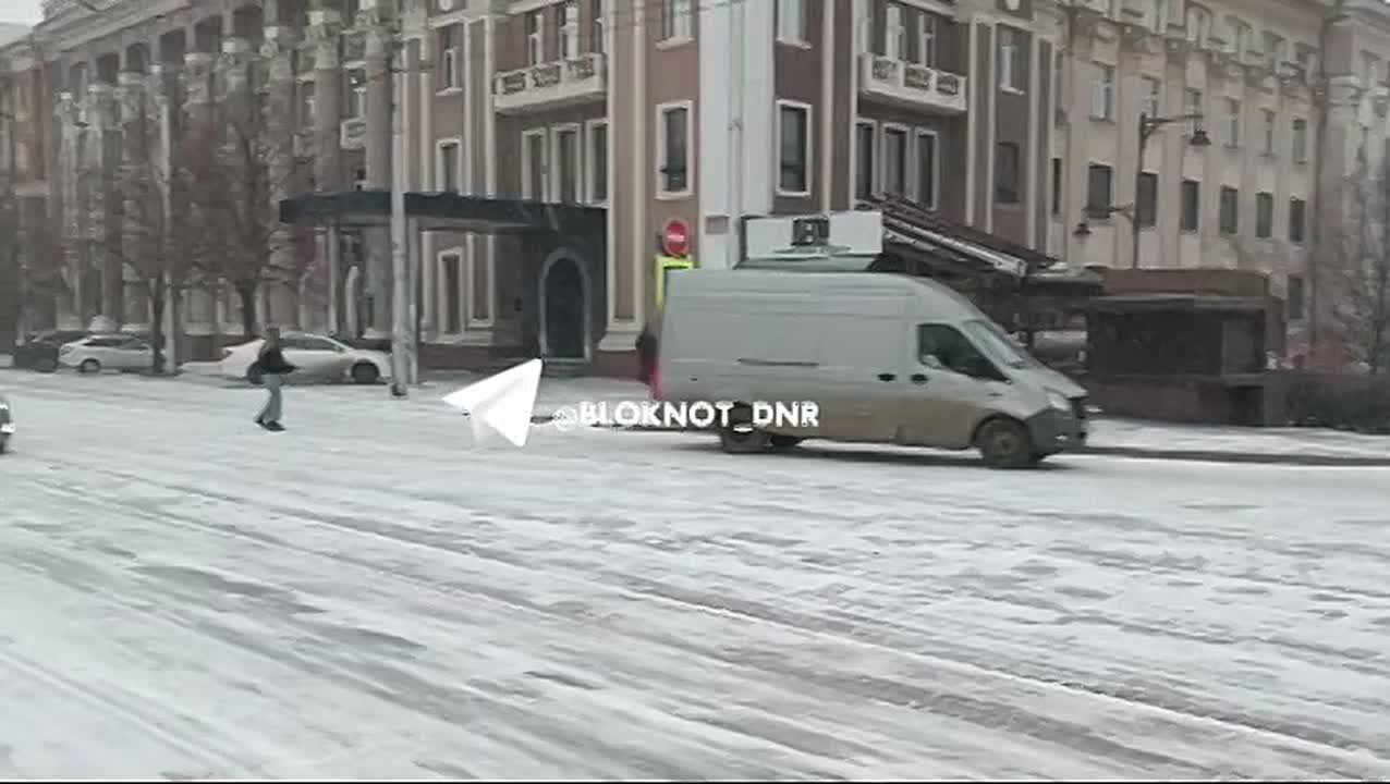 Ильич стоит, припорошенный: в Донецк, наконец, пришел снег и новогоднее настроение