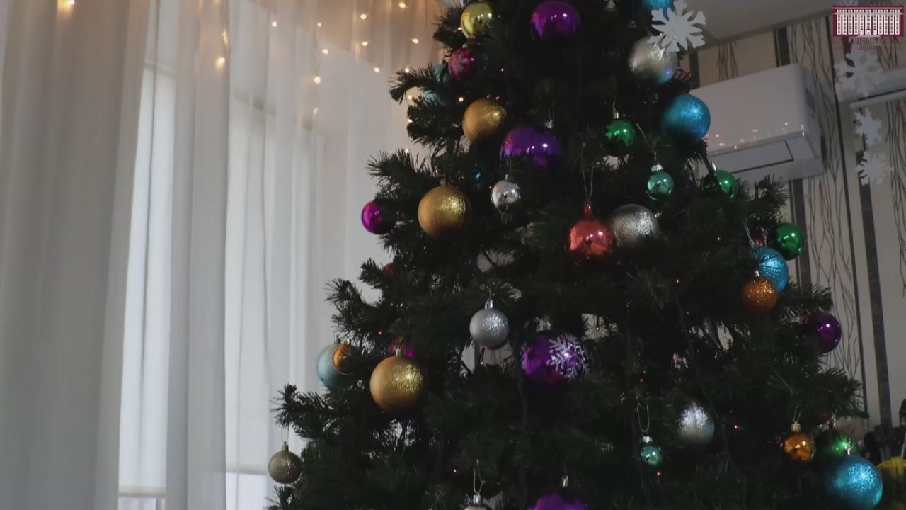 Председатель Народного Совета ДНР Константин Кузьмин вместе с Уполномоченным по правам ребенка в ДНР Светланой Малахай навестили воспитанников Харцызского детского социального центра и поздравили их с наступающими...