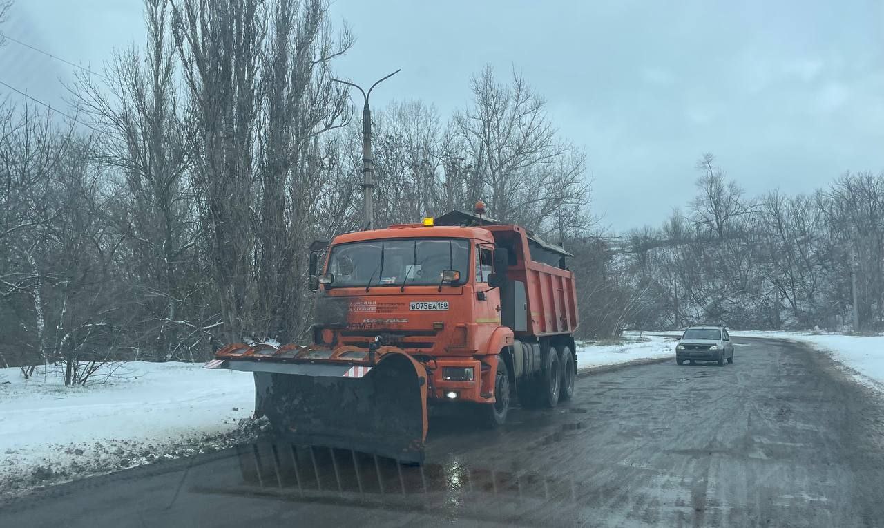 Силами МУП АГМ "Перспектива" проводятся работы по зимнему содержанию автодорог в Кировском внутригородском районе