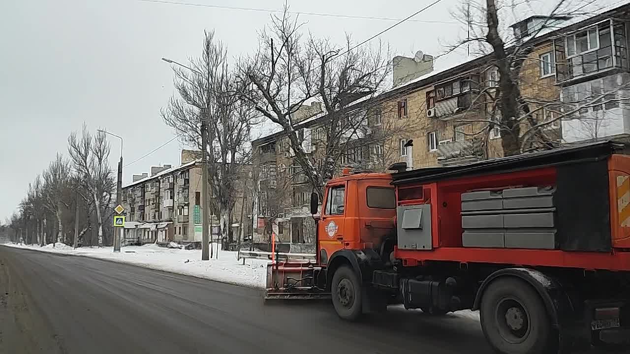 Сотрудники муниципального предприятия «Дорожное ремонтно-строительное управление» продолжают уборку улиц Донецка после снегопада
