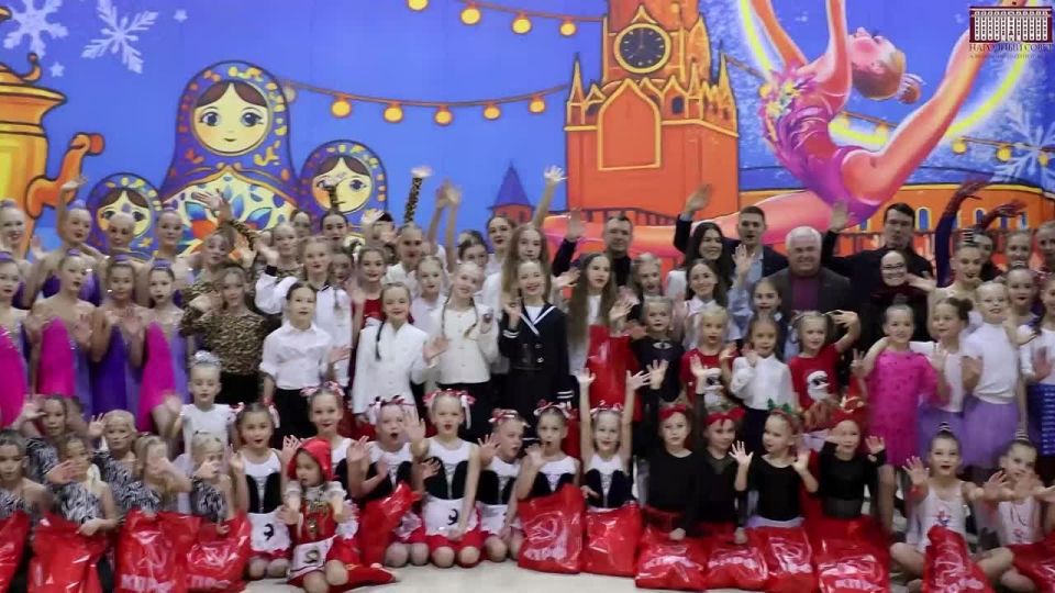 Заместитель Председателя Народного Совета Николай Сытов и депутат Государственной Думы Казбек Тайсаев посетили выступление воспитанников федерации художественной гимнастики и подарили юным спортсменам подарки