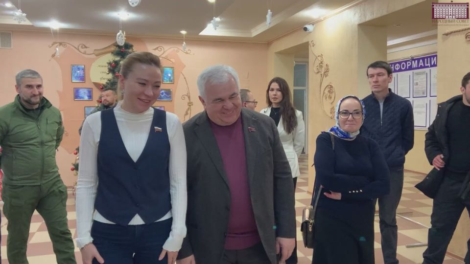 Заместитель Председателя Народного Совета Николай Сытов, депутат Государственной Думы Казбек Тайсаев и сенатор Российской Федерации Наталья Никонорова поздравили воспитанников социального центра Амвросиевки с наступающим...