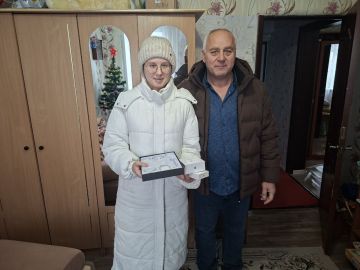 Руководитель Управы Ильичевского внутригородского района города Мариуполь Скударь Владимир поздравил с наступающим Новым Годом юную жительницу г.о. Мариуполь