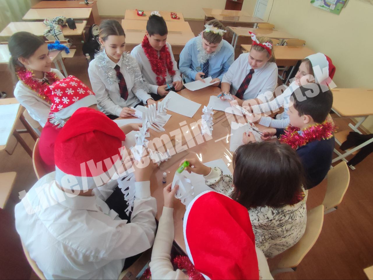 В канун Нового года в донецких школах прошли внеурочные занятия на тему «Календарь полезных дел. Новогоднее занятие»