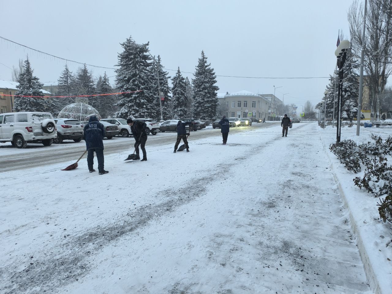 МУП администрации города Тореза "Благоустройство" выполняют работы по расчистке снега и посыпке тротуаров на территории городского округа Торез