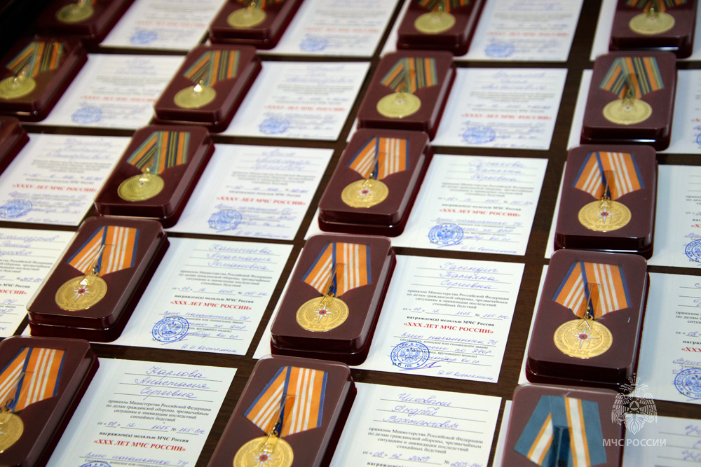 «Служу России!»: в ДНР наградили сотрудников чрезвычайного ведомства