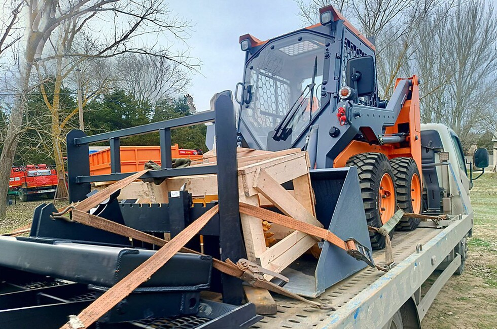 Скадовский лесхоз получил современный мини-погрузчик для улучшения работы