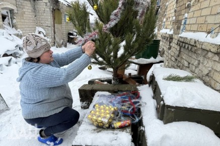 ФОТО: Единственной жительнице Марьинки привезли елку