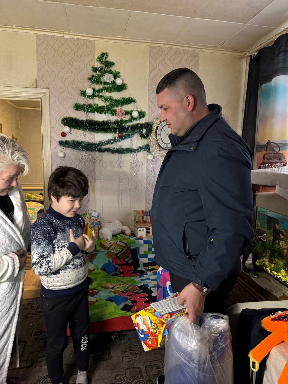 Новогоднее волшебство…. В ходе благотворительной акции «Ёлка желаний» исполняются сокровенные детские желания маленьких жителей Тореза