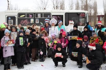 «Автобус Деда Мороза» навестил детей в отдаленных районах Луганска