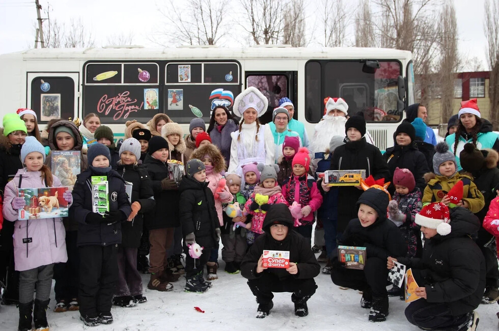 «Автобус Деда Мороза» навестил детей в отдаленных районах Луганска