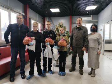 Теплые моменты. Сегодня в спортивном комплексе «Северный характер» сделали подарки детям с ограниченными возможностями, благодаря поддержке Центр социального обслуживания населения «Забота» Тазовского района