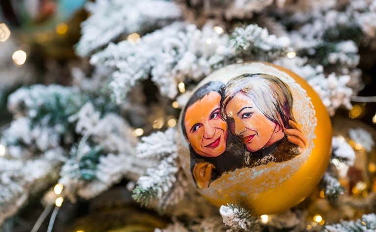 Советская картина «Ирония судьбы, или С легким паром» (1975) режиссера Эльдара Рязанова оказалась в списке лучших фильмов для просмотра в новогоднюю ночь британского издания The Guardian