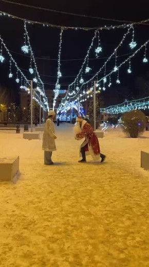 В самом центре Донецка Дед Мороз сделал предложение Снегурочке в новогоднюю ночь