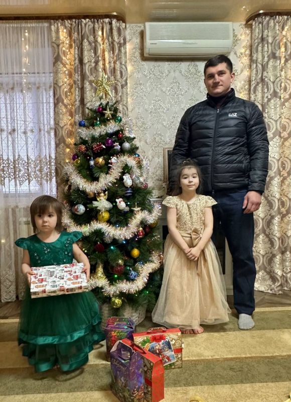 В этом году Федерация бокса Донецкой Народной Республики приняла участие в «Ёлке желаний» и поздравила две семьи погибших военнослужащих из города Горловка