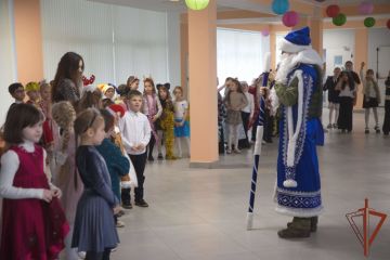 Росгвардейцы в рамках акции «Дед Мороз специального назначения» поздравили с Новым годом детей в городе Мариуполе (видео)