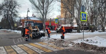 Сотрудники муниципального «Дорожного ремонтно-строительного управления» продолжают работы по уборке снега по всему городу