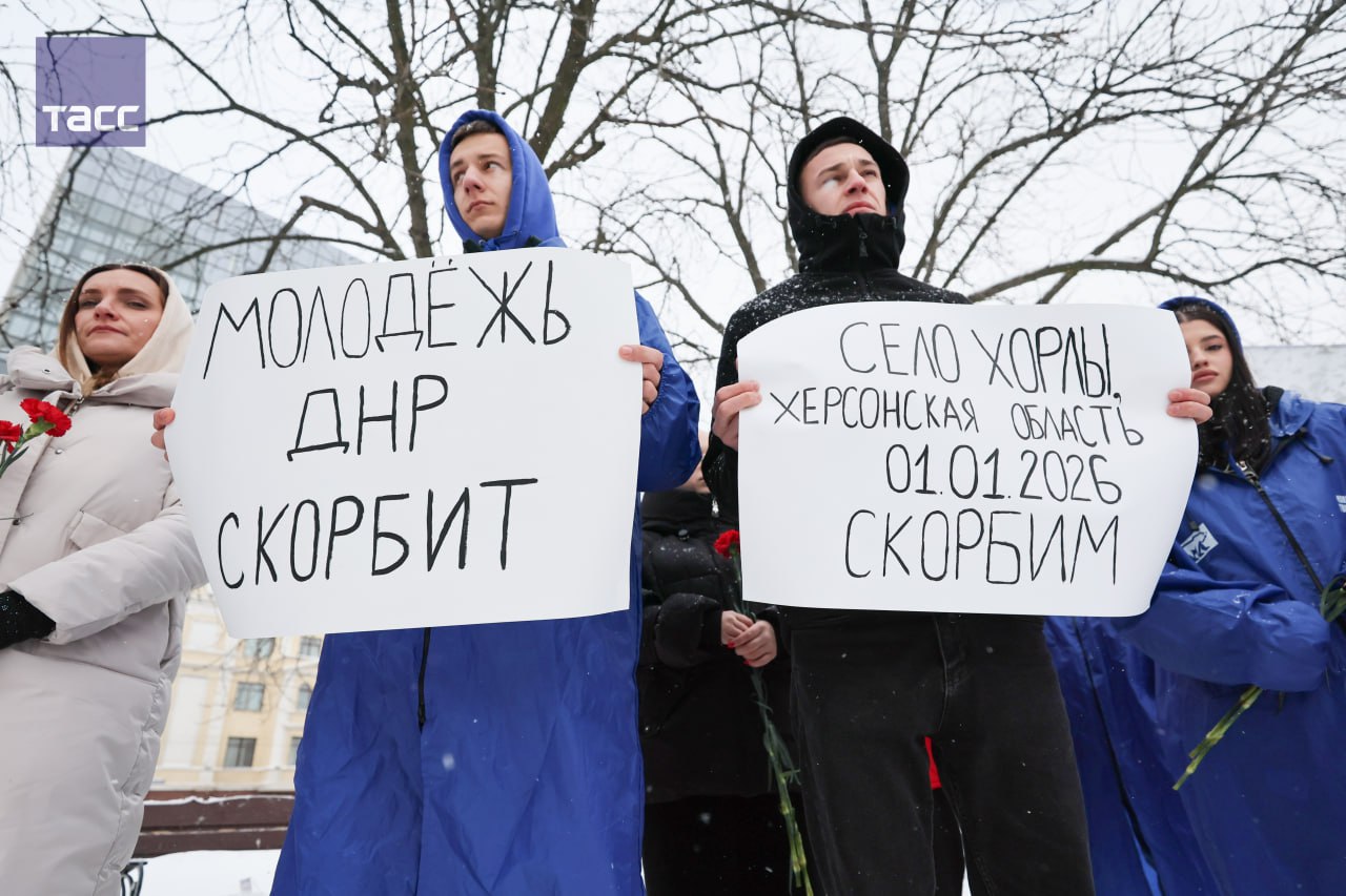 Денис Шимановский: Сегодня ребята из «Молодой Гвардии» возложили цветы в память о невинно убиенных в новогоднюю ночь в селе Хорлы, Херсонской области