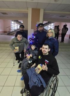 Сотрудники следственного управления вручили подарки юным спортсменам