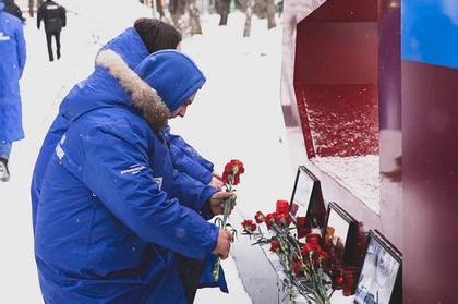 Молодежь ДНР почтила память погибших в Хорлах Херсонской области