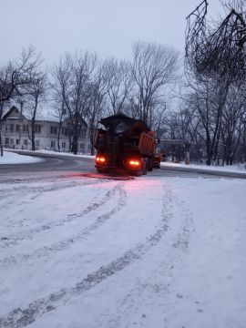 На территории городского округа Торез ведутся работы по расчистке автомобильных дорог