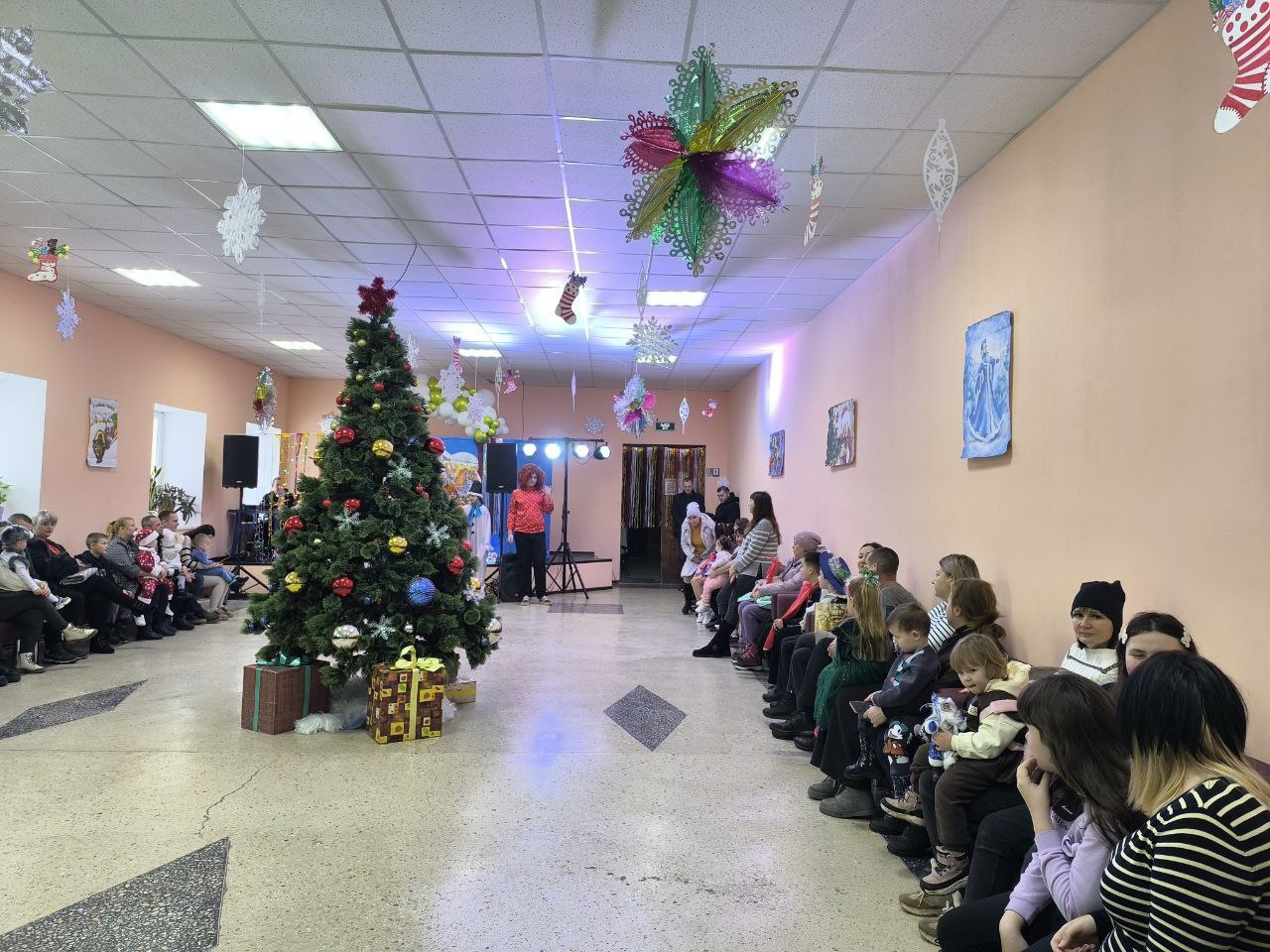 На базе МБУ «Новоазовский КДЦ» царила атмосфера волшебства и праздника! Для детей города прошел новогодний утренник