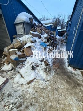 Рынок «Сокол» завален мусором с прошлого года