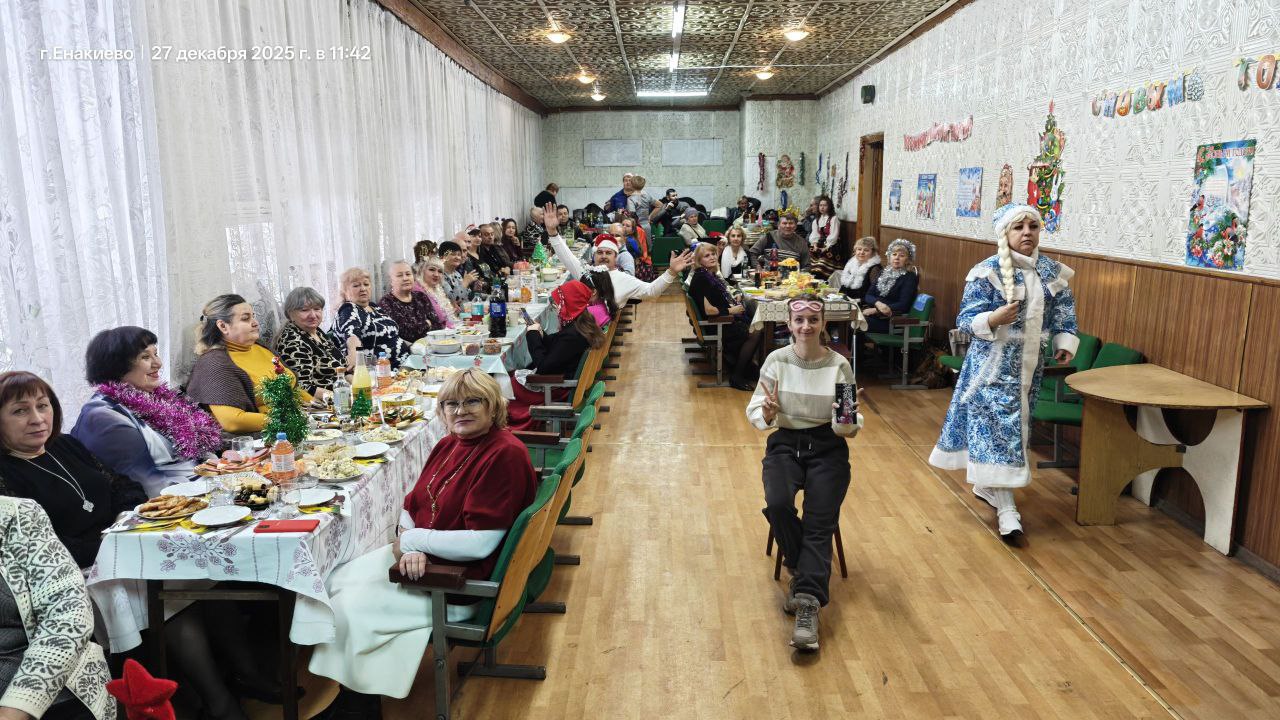 Новогоднее мероприятие. При содействии координатора партийного проекта «Старшее поколение» партии «Единая Россия» Валентины Белкиной, активом общества Енакиевского отделения глухих – руководитель Виктория Лобова в...